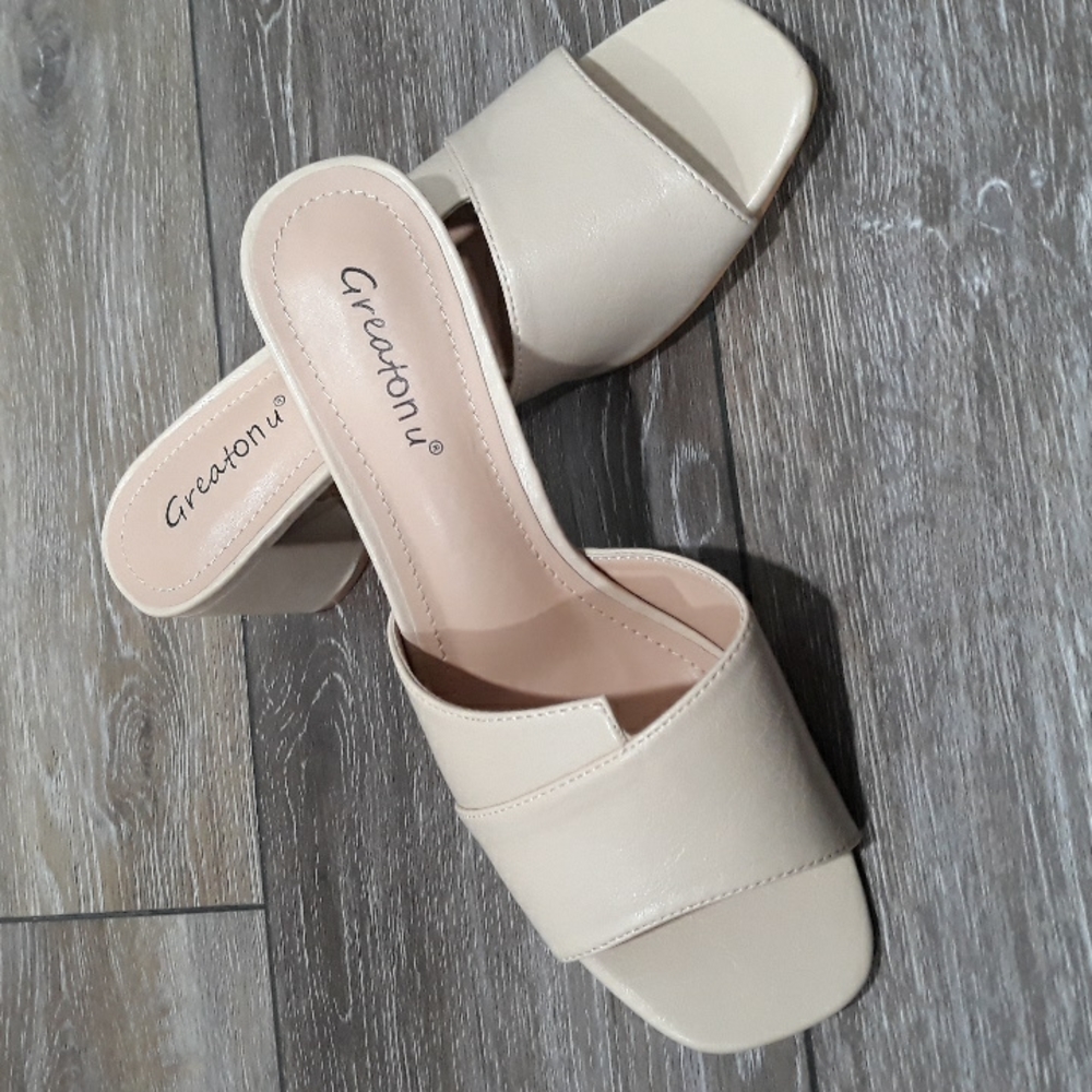 Great On U cream colored 2.5 inches slides. Size 7.5. Almost new